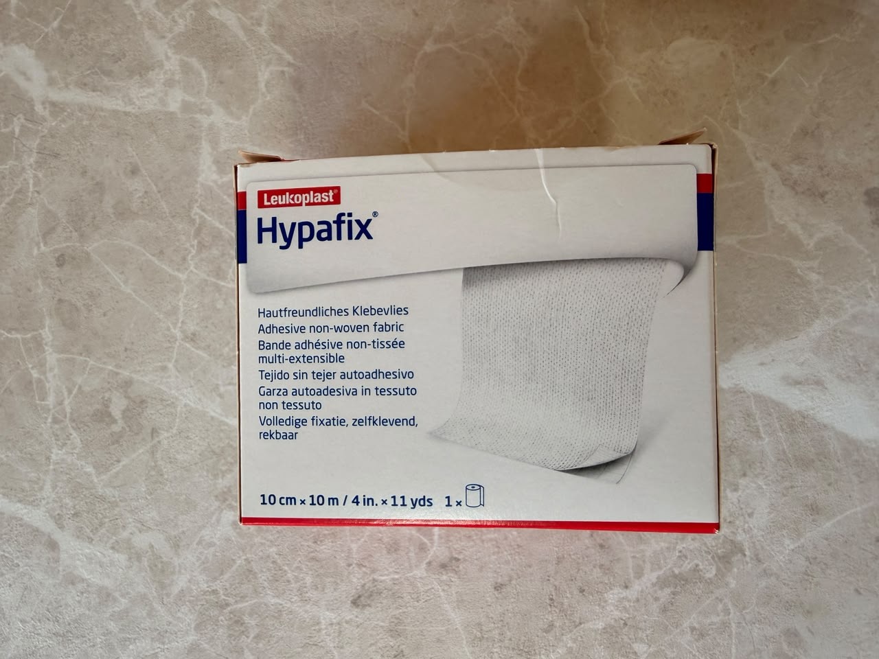 Embalagem do curativo Hypafix, da Leukoplast, sobre uma bancada de mármore